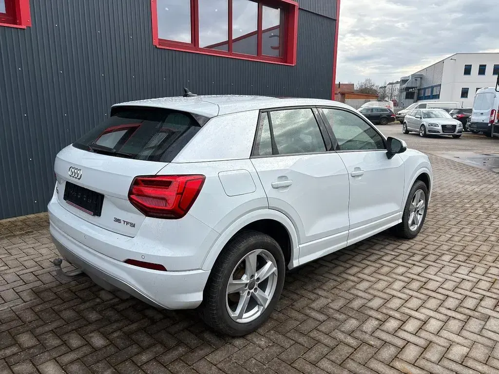 Gebraucht Audi Q2 Sport 150 PS (110 kW) 2020 Gletscherweiß metallic SUV