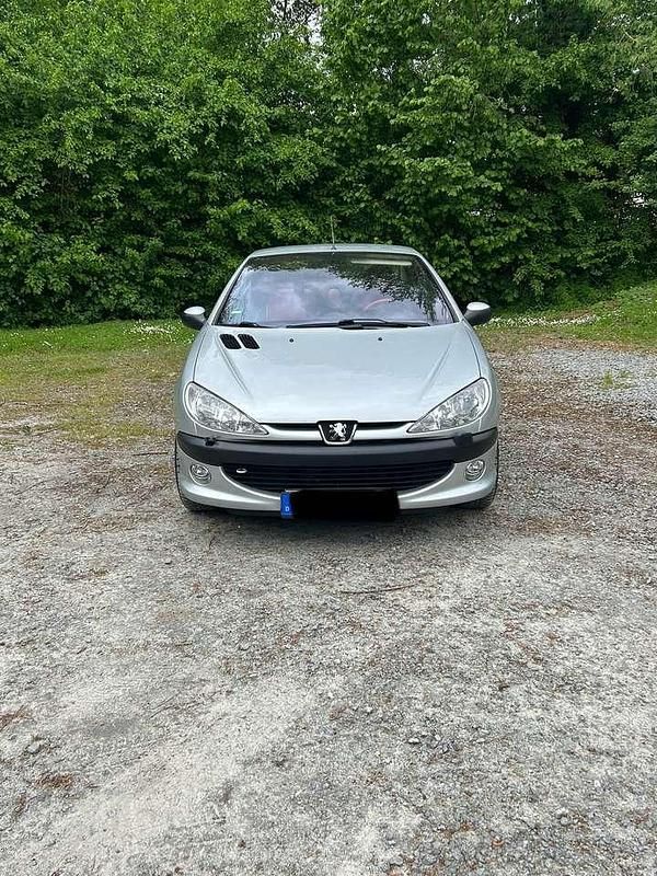 Grau Gebraucht 2002 Peugeot 206 CC Platinum Cabrio | 2.000 € (Fairer Preis) - Bild 1/4