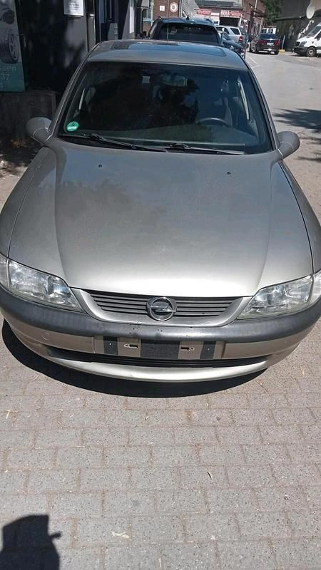 Grau Gebraucht 1996 Opel Vectra Limousine | 1.800 € - Bild 1/4