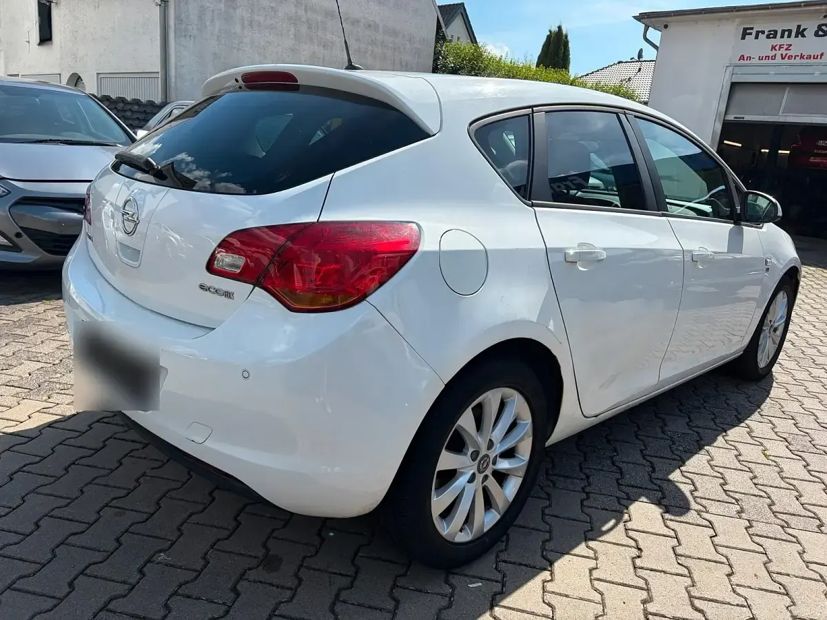 Gebraucht Opel Astra 110 PS (80 kW) 2012 Weiß Limousine