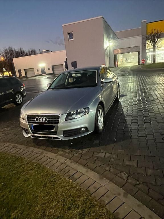 Grau Gebraucht 2010 Audi A4 Attraction Limousine | 3.699 € (Superpreis) - Bild 1/4