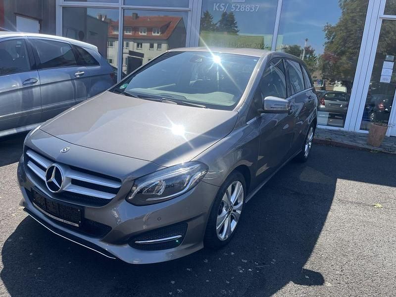 Grau Gebraucht 2018 Mercedes B180 Edition Van / Kleinbus | 17.800 € (Fairer Preis) - Bild 1/4
