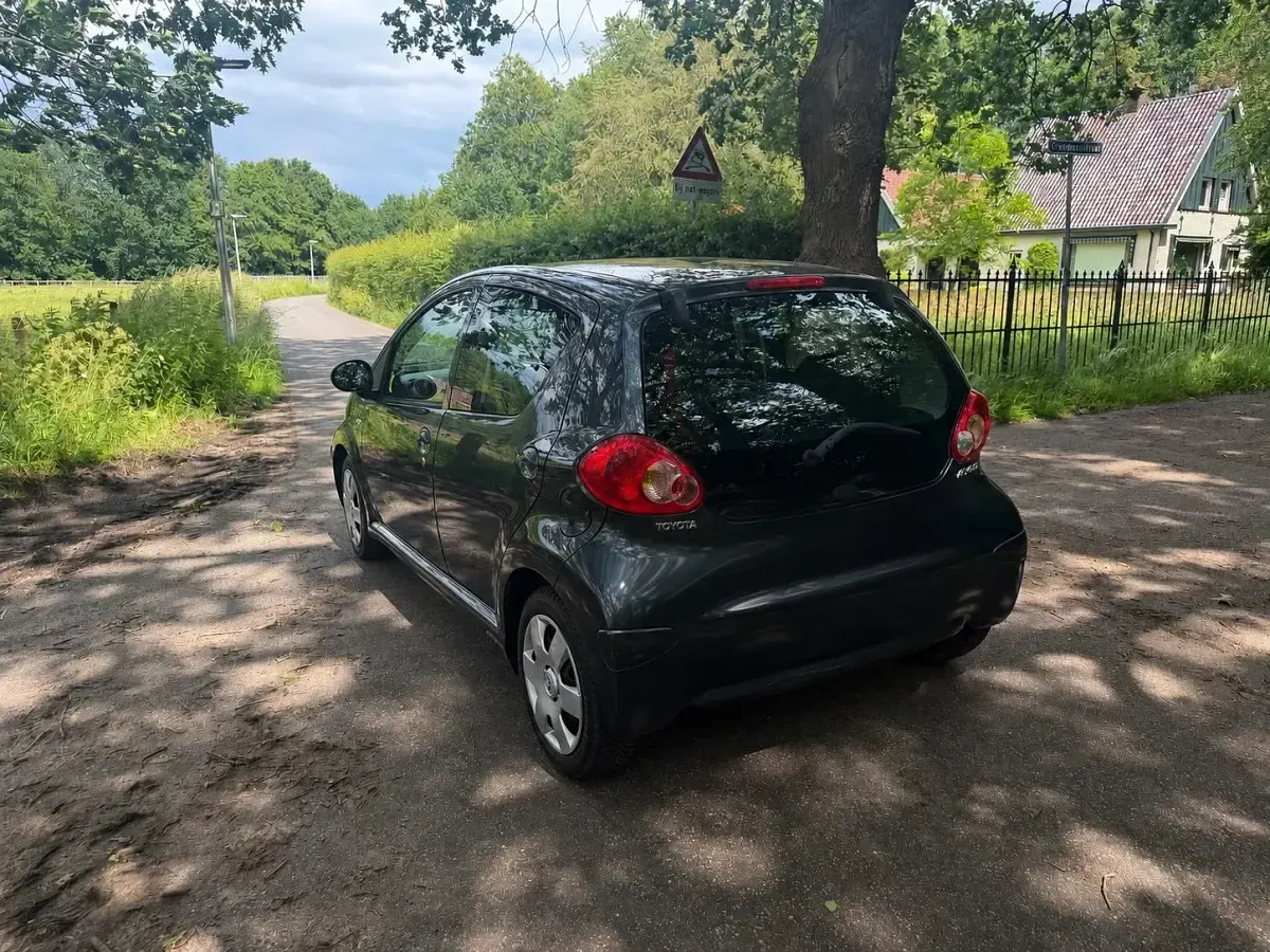 Gebraucht Toyota Aygo 68 PS (50 kW) 2007 Grau Kleinwagen