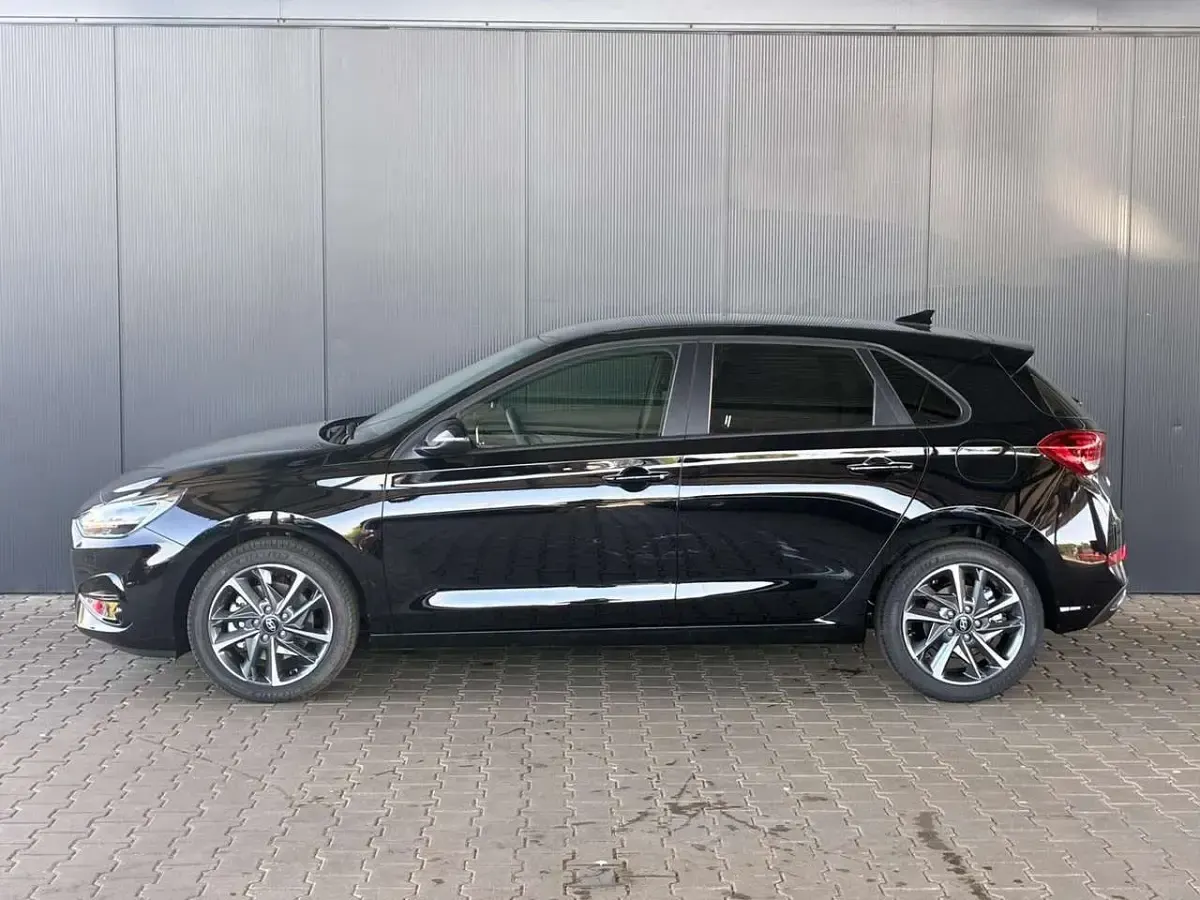 Neu Hyundai i30 Comfort 101 PS (74 kW) 2025 Abyss black Limousine