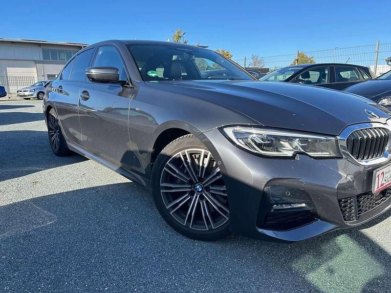Grau Gebraucht 2019 BMW 330 M Sport Limousine | 36.900 € (Etwas zu teuer) - Bild 1/4