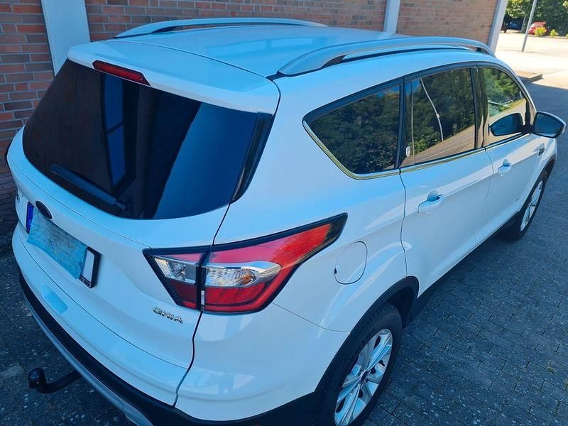 Gebraucht Ford Kuga Titanium 179 PS (131 kW) 2017 Weiß SUV