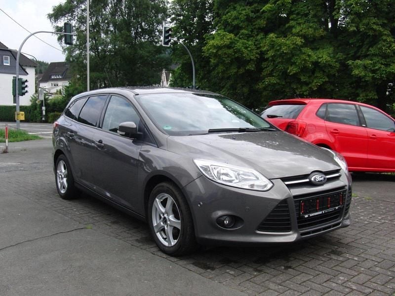 Grau Gebraucht 2013 Ford Focus Kombi | 3.490 € - Bild 1/4