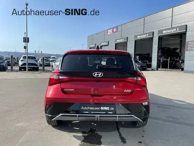 Neu Hyundai i20 90 PS (66 kW) 2025 Rot Kleinwagen