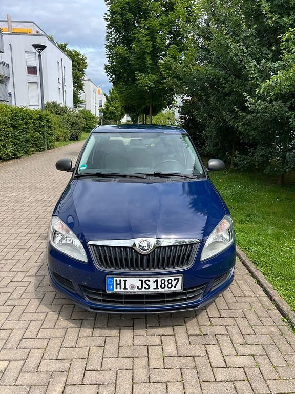 Blau Gebraucht 2013 Skoda Fabia Ambition Limousine | 3.200 € (Guter Preis) - Bild 1/4