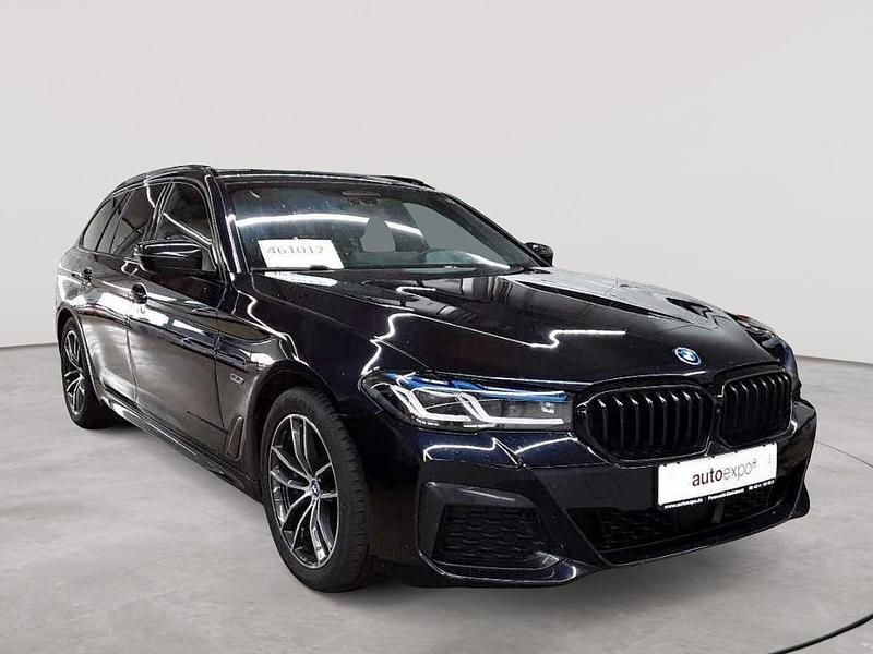 M carbonschwarz metallic Gebraucht 2021 BMW 530e M Sport Kombi | 26.489 € (Fairer Preis) - Bild 1/4