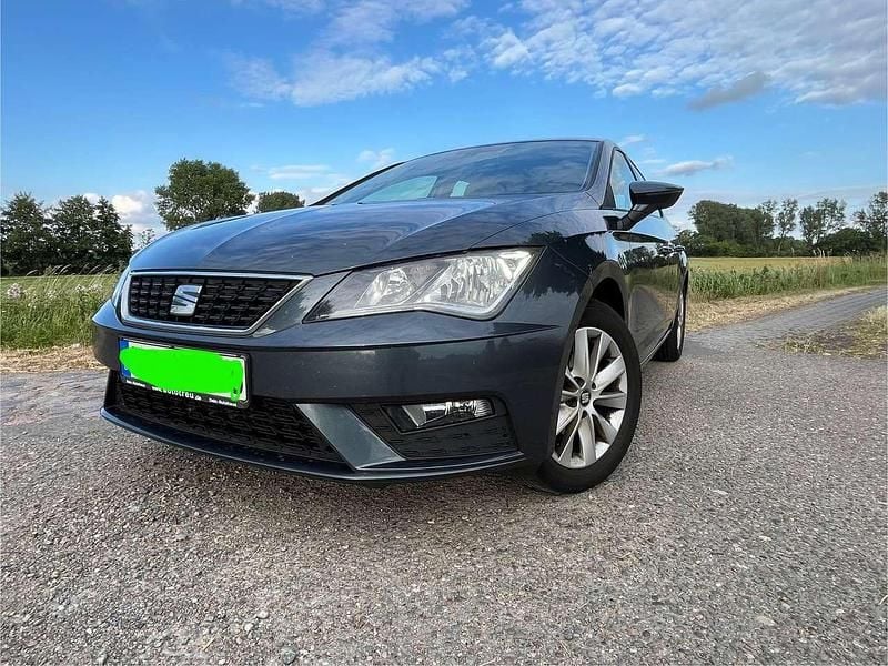 Grau Gebraucht 2019 Seat Leon Style Kleinwagen | 8.600 € (Superpreis) - Bild 1/4