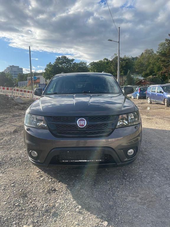 Grau Gebraucht 2015 Fiat Freemont Black Code SUV | 9.500 € (Fairer Preis) - Bild 1/4