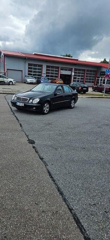 Blau Gebraucht 2002 Mercedes E320 Avantgarde Limousine | 2.900 € (Guter Preis) - Bild 1/4