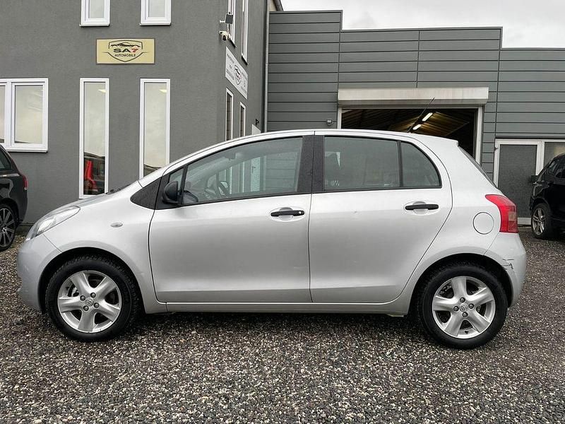 Grau Gebraucht 2008 Toyota Yaris Sol Limousine | 3.900 € (Fairer Preis) - Bild 1/4