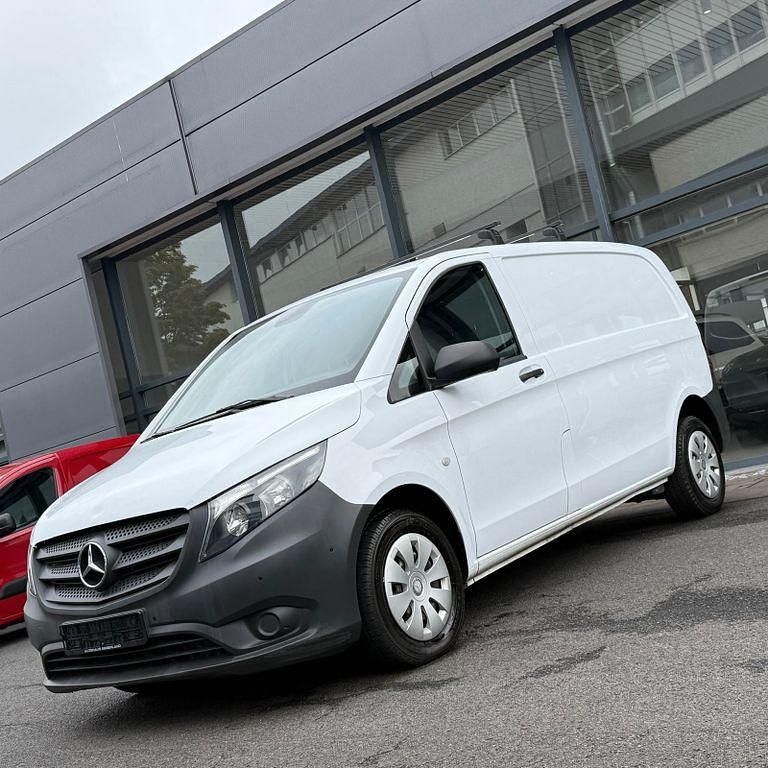 Weiß Gebraucht 2016 Mercedes Vito Van / Kleinbus | 11.991 € - Bild 1/4