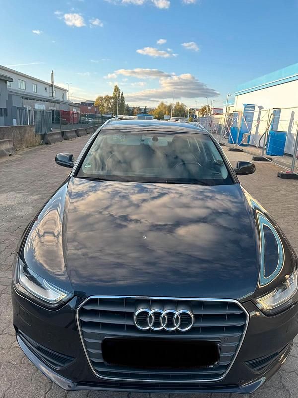 Grau Gebraucht 2015 Audi A4 Ambiente Kombi | 11.699 € (Fairer Preis) - Bild 1/4