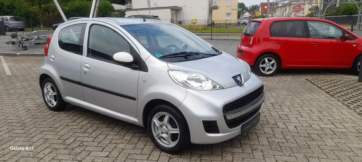 Gebraucht Peugeot 107 68 PS (50 kW) 2012 Silber Kleinwagen