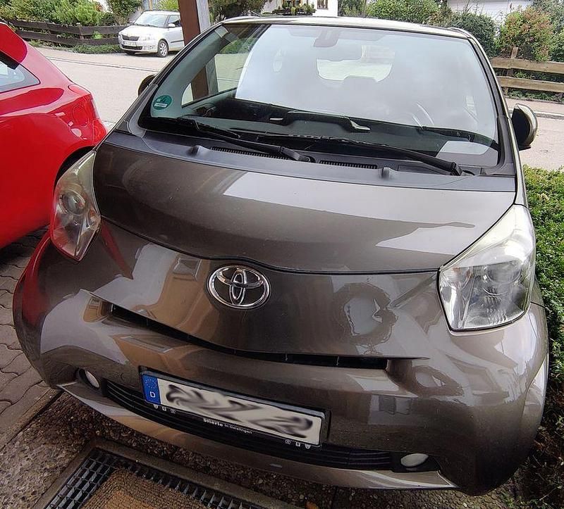 Braun Gebraucht 2010 Toyota iQ Kleinwagen | 4.200 € (Guter Preis) - Bild 1/2