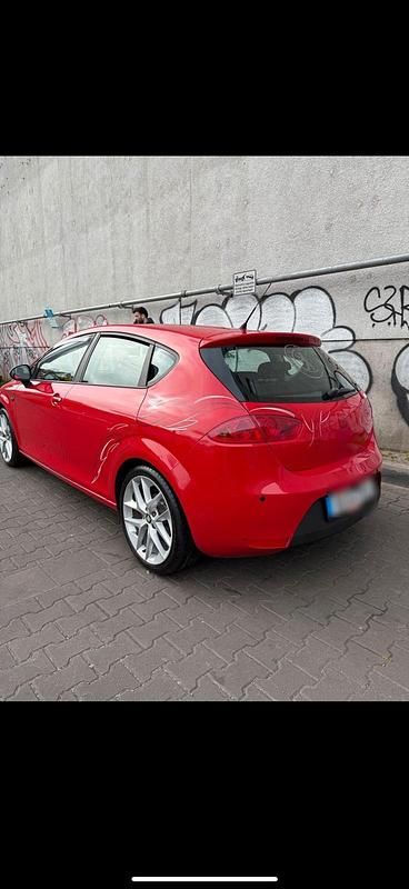 Rot Gebraucht 2010 Seat Leon Kleinwagen | 2.950 € (Superpreis) - Bild 1/4
