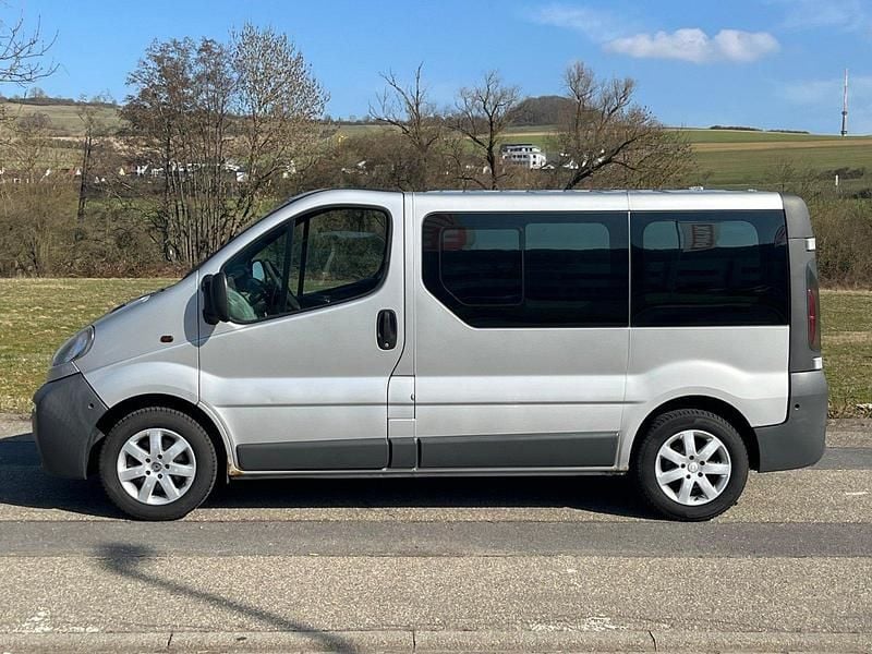 Gebraucht Opel Vivaro 101 PS (74 kW) 2003 Silber Van / Kleinbus