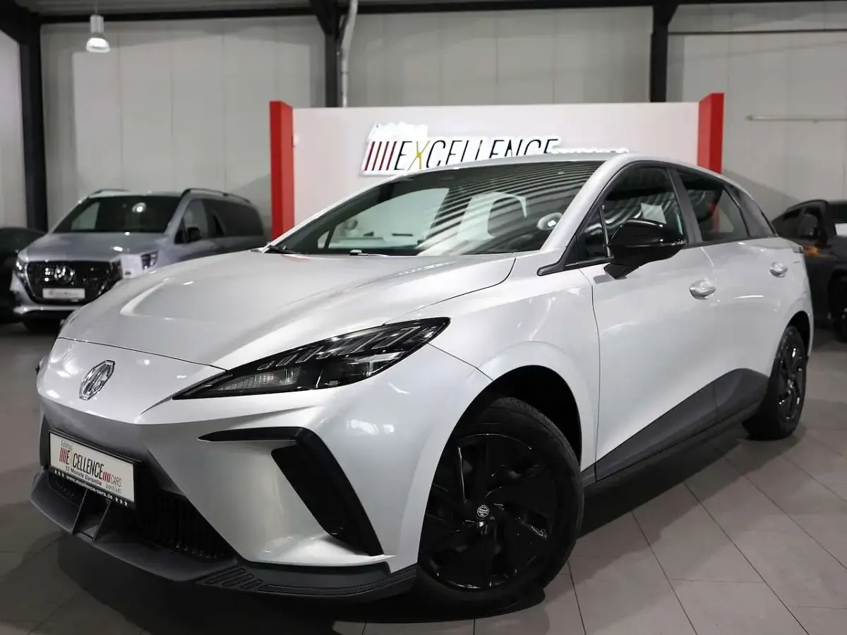 Używany MG MG4 EV 125 kW (170 KM) 2023 Srebrny Hatchback