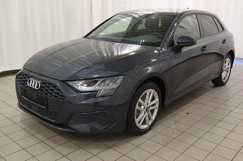 Grau Gebraucht 2022 Audi A3 Sportback e-tron Sport Limousine | 23.999 € (Guter Preis) - Bild 1/4