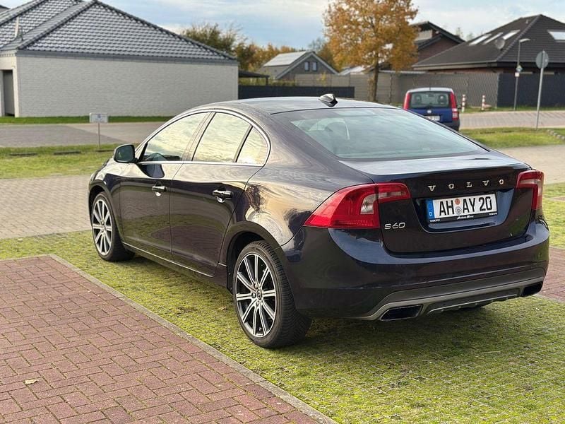 Gebraucht Volvo S60 Kinetic 224 PS (164 kW) 2015 Blau Limousine