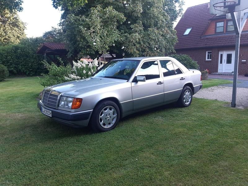 Silber Gebraucht 1992 Mercedes E280 Limousine | 12.200 € - Bild 1/4