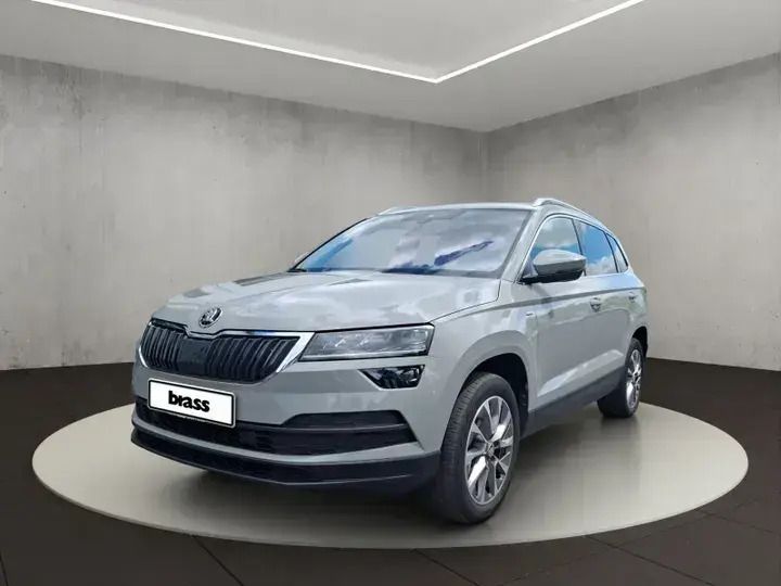 Stahlgrau Gebraucht 2021 Skoda Karoq Clever SUV | 23.950 € (Guter Preis) - Bild 1/4