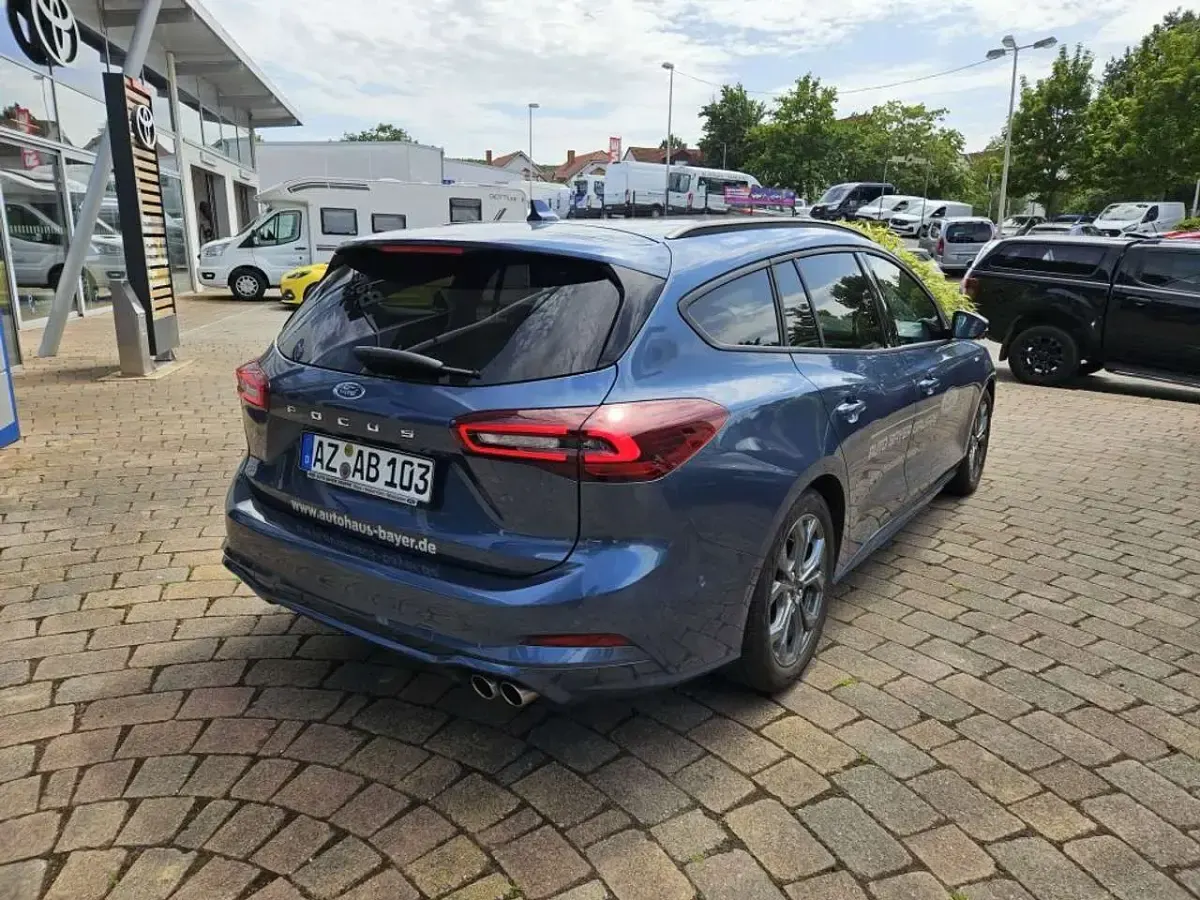 Gebraucht Ford Focus ST-Line 155 PS (114 kW) 2024 Chrome blue metallic Limousine