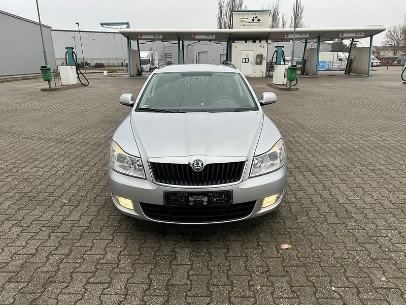 Silber Gebraucht 2012 Skoda Octavia Kombi | 2.800 € (Superpreis) - Bild 1/4