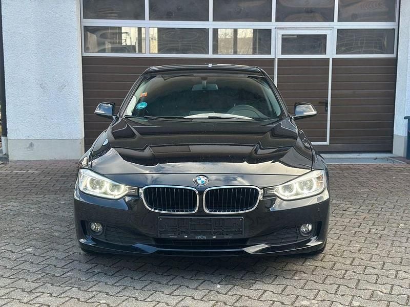 Gebraucht BMW 320 163 PS (119 kW) 2013 Schwarz Limousine