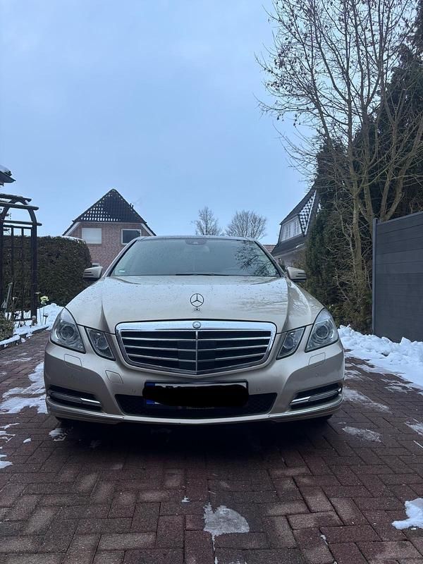 Gelb Gebraucht 2012 Mercedes E220 Elegance Limousine | 11.750 € (Etwas zu teuer) - Bild 1/4