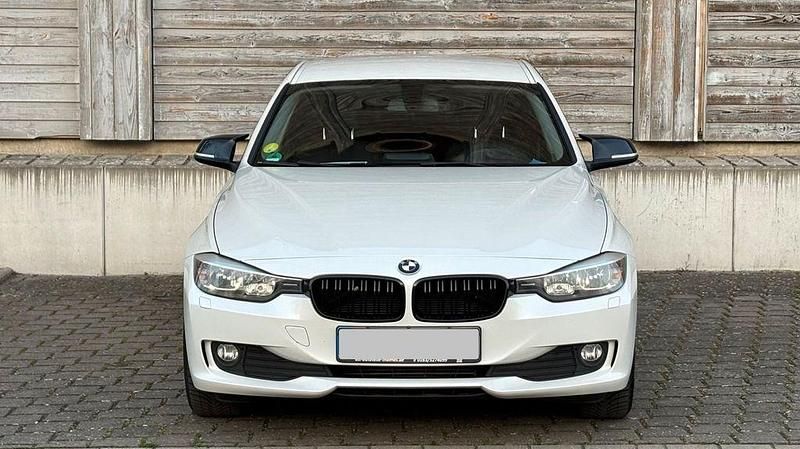 Gebraucht BMW 320 Advantage 163 PS (119 kW) 2015 Weiß Limousine