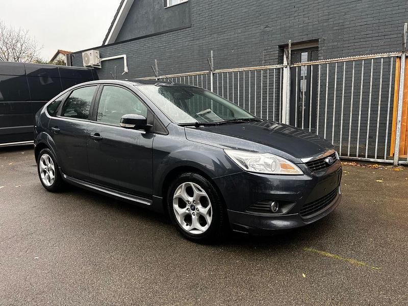 Grau Gebraucht 2008 Ford Focus Sport Limousine | 2.950 € (Guter Preis) - Bild 1/4