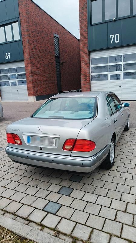 Gebraucht Mercedes E240 170 PS (125 kW) 2000 Silber Limousine