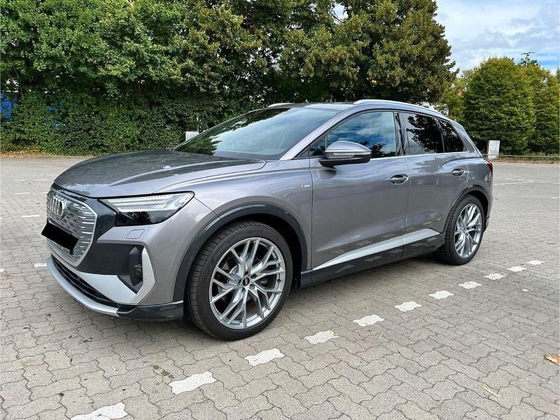 Grau Gebraucht 2021 Audi Q4 e-tron Ambiente SUV | 31.499 € (Teuer) - Bild 1/4