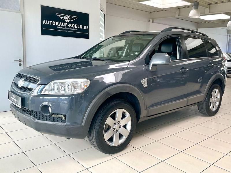 Grau Gebraucht 2011 Chevrolet Captiva LS SUV | 5.990 € - Bild 1/4