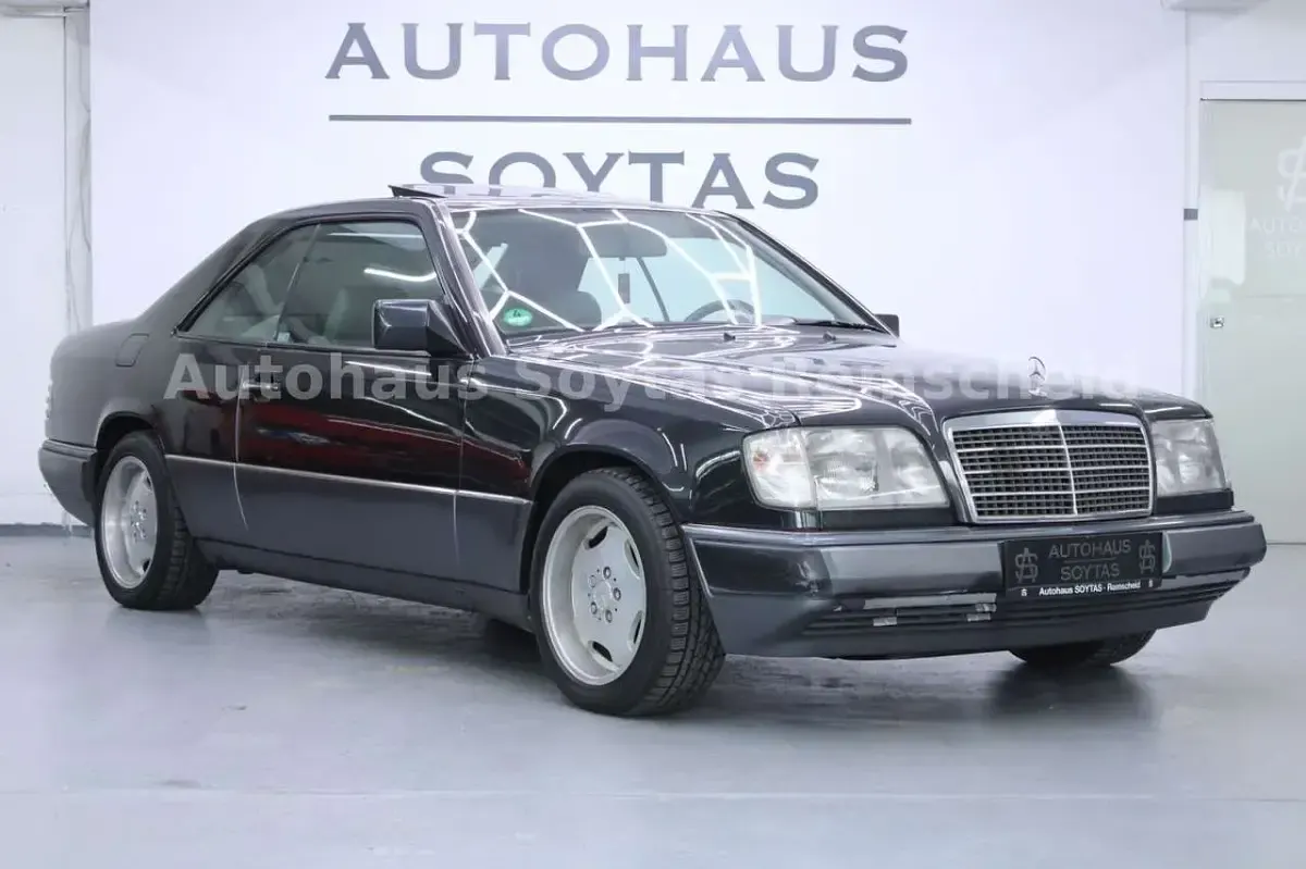 Gebraucht Mercedes 220 150 PS (110 kW) 1993 Schwarz Coupé