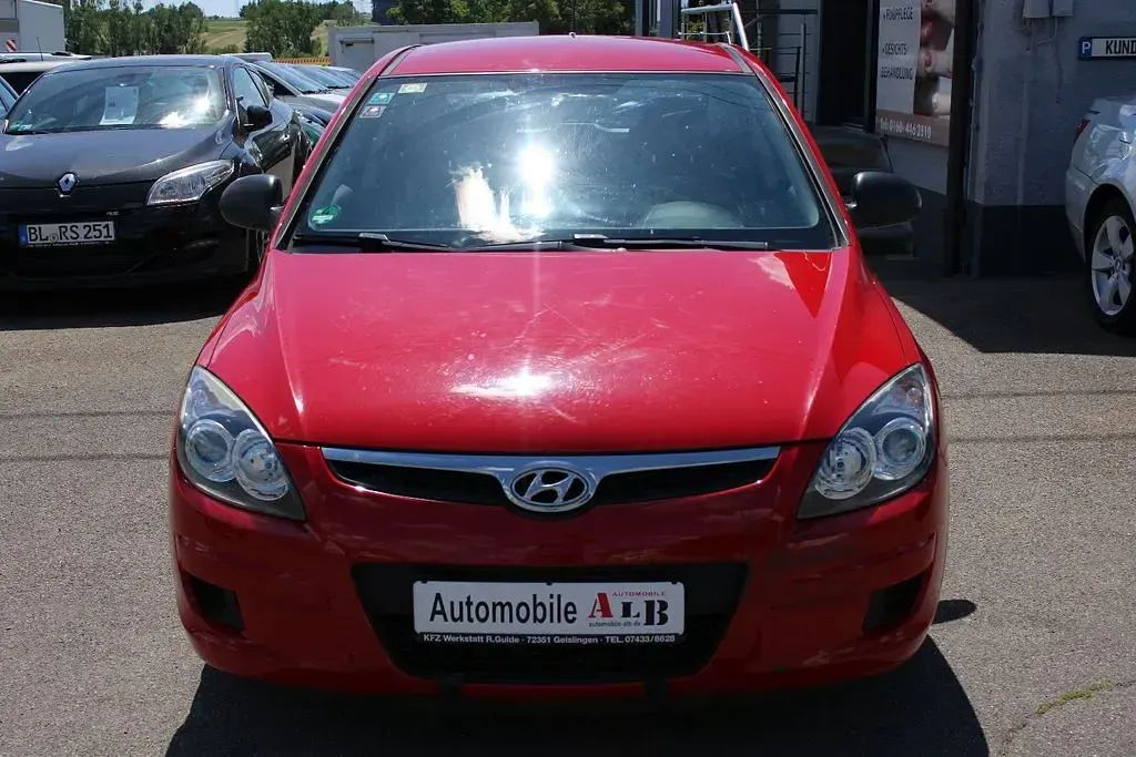 Gebraucht Hyundai i30 Edition+ 109 PS (80 kW) 2009 Rot Limousine