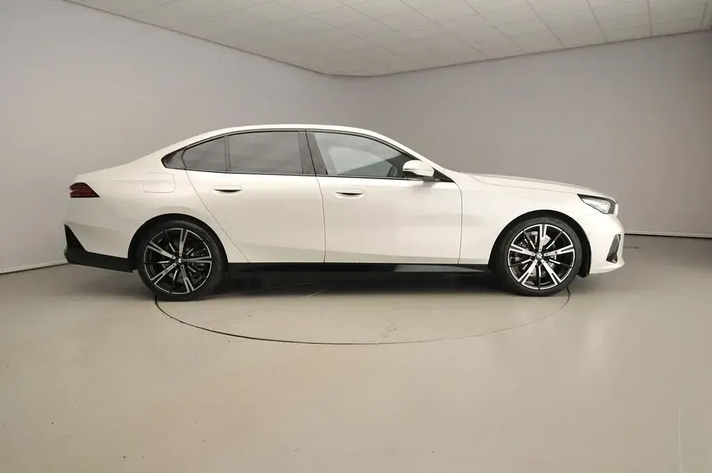Gebraucht BMW 520 M Sport 208 PS (152 kW) 2025 Weiß Limousine