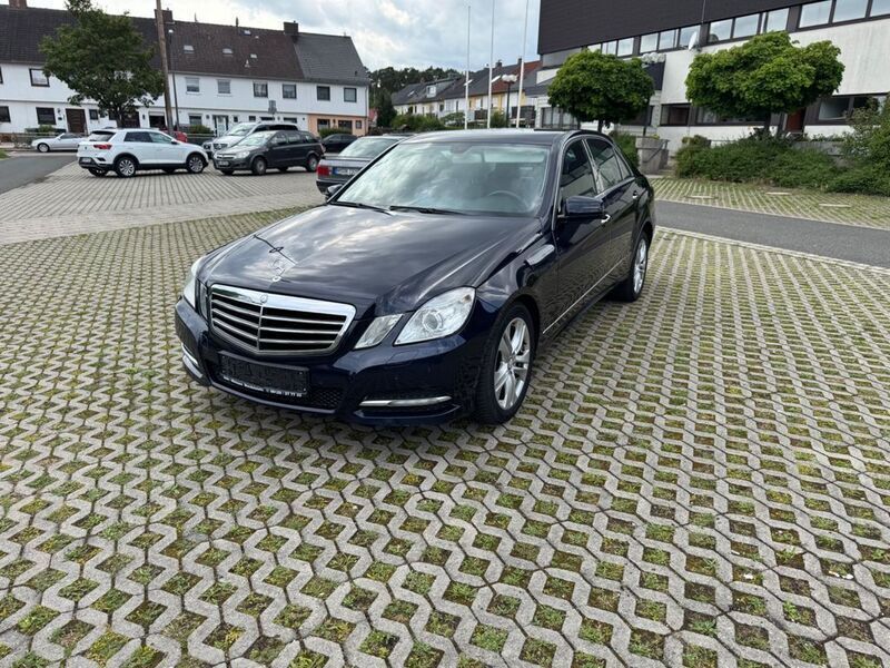 Blau Gebraucht 2012 Mercedes E200 Avantgarde Limousine | 7.999 € (Superpreis) - Bild 1/4