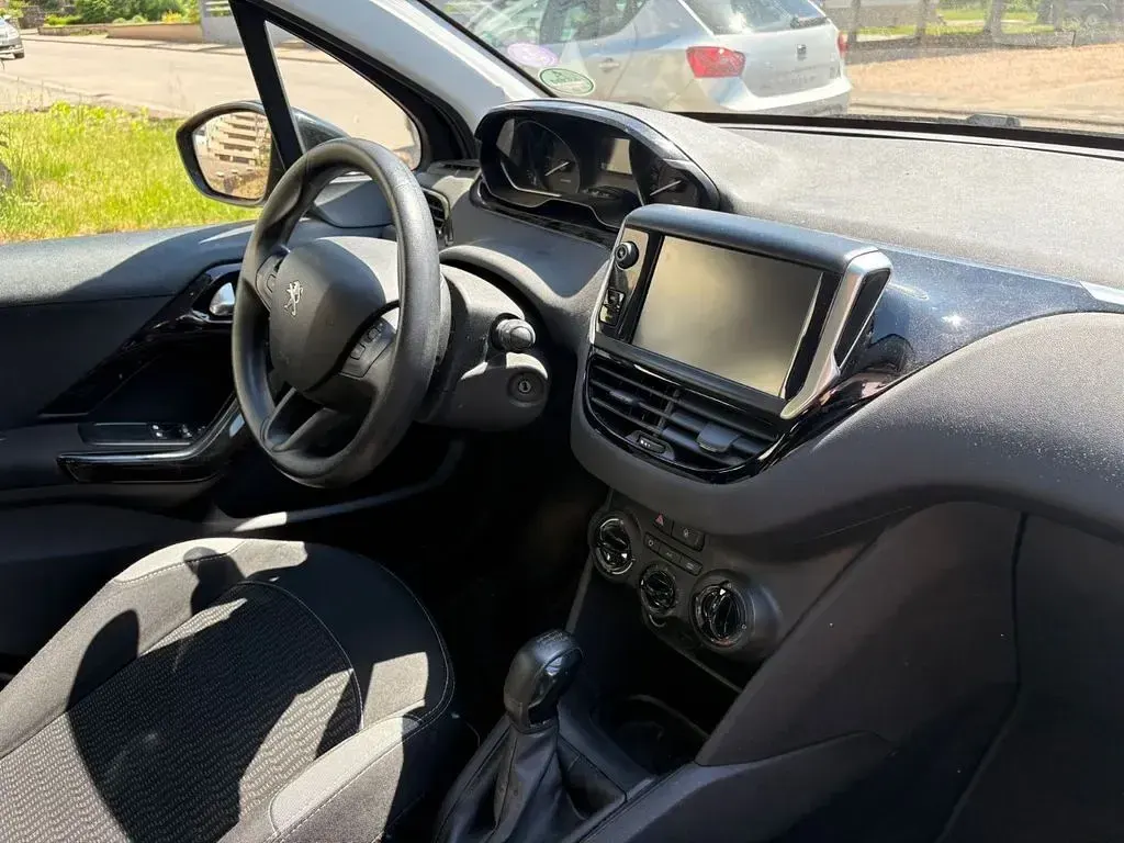 Gebraucht Peugeot 208 Active 82 PS (60 kW) 2017 Schwarz Kleinwagen