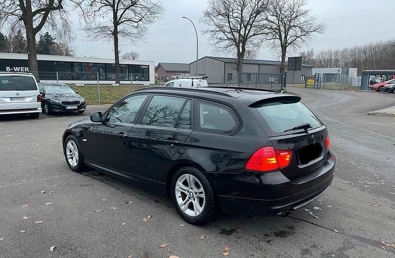 Gebraucht BMW 318 143 PS (105 kW) 2010 Schwarz Kombi