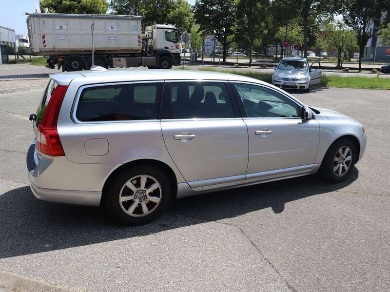 Silber Gebraucht 2013 Volvo V70 Kinetic Kombi | 7.900 € (Fairer Preis) - Bild 1/4