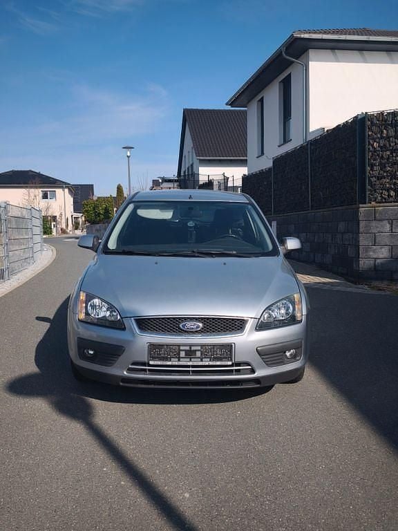 Gebraucht Ford Focus Ghia 116 PS (85 kW) 2005 Silber Limousine