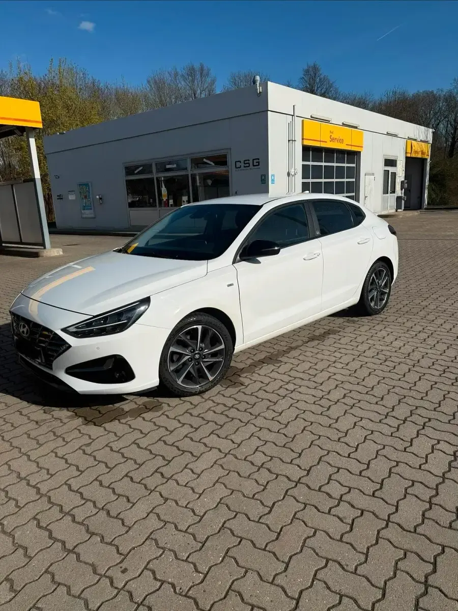 Gebraucht Hyundai i30 160 PS (117 kW) 2021 Weiß Limousine