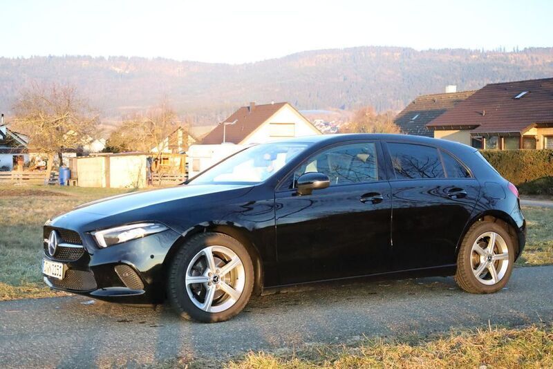 Schwarz Gebraucht 2021 Mercedes A200 Limousine | 22.999 € (Fairer Preis) - Bild 1/4