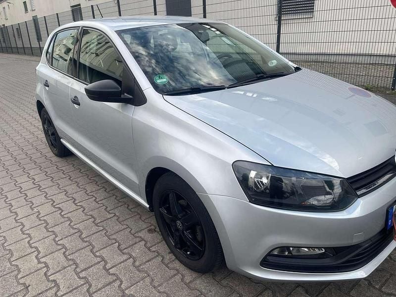 Reflexsilber Gebraucht 2016 VW Polo Trendline Limousine | 5.799 € (Guter Preis) - Bild 1/4