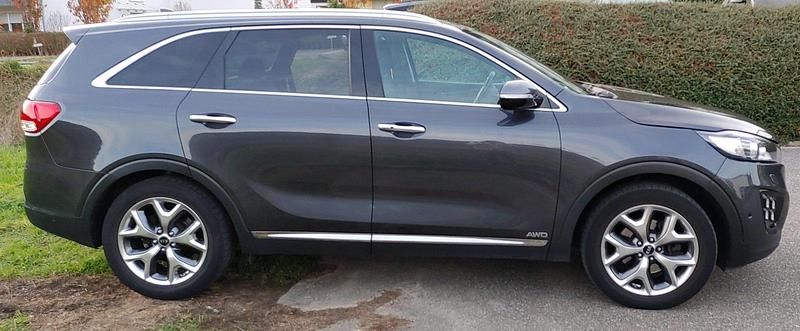 Grau Gebraucht 2017 Kia Sorento SUV | 18.900 € (Fairer Preis) - Bild 1/4